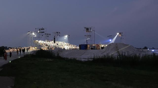 Foto van de Zummerbühne tribune in het zanddepot Meerstad. 