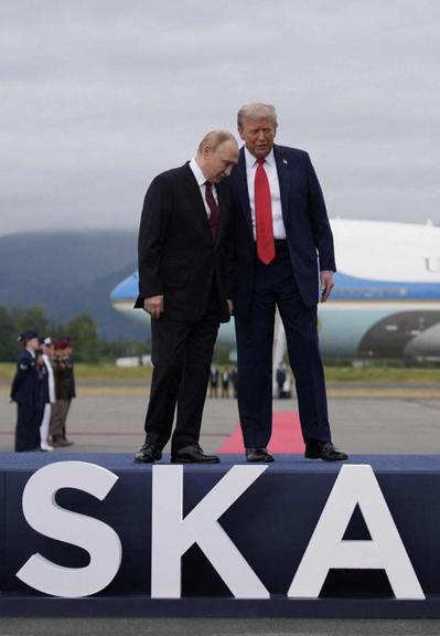 Ein Diktator schmiegt sich an seinen Nebenmann, darunter steht groß SKA als Teil von ALASKA.