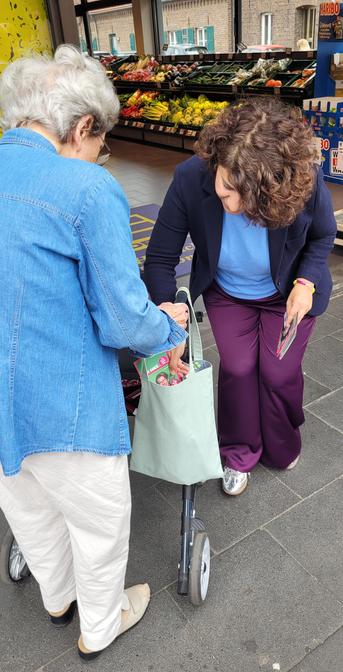 Berivan Aymaz steckt den Flyer unseres Direktkandidaten in die Einkaufstasche eine älteren Frau
