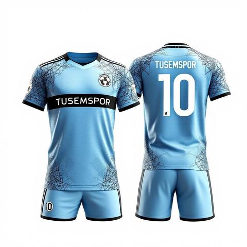 Buz mavisi zemin, siyah geometrik parçalı desenler ve modern kesimle hazırlanmış dijital futbol forması