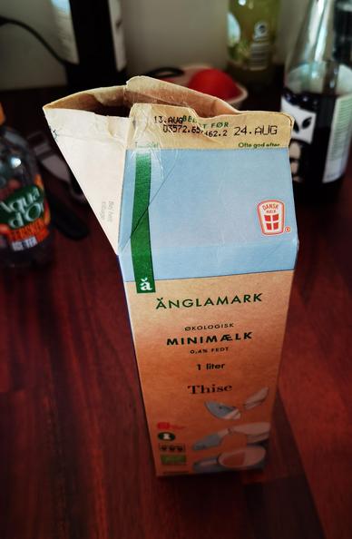Foto eines Milch-Tetrapacks, bei dem die Öffnung dadurch entsteht, in dem man den Falz der oberen Kante auseinander faltet