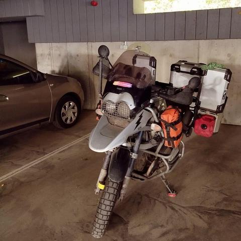 Motorrad in der Tiefgarage.