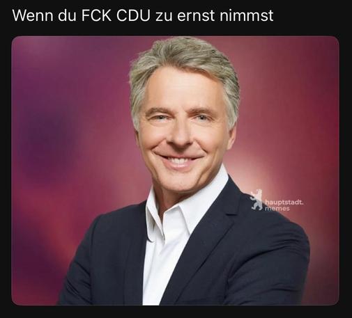 Jörg Pilawa mit hellen Haaren und einem freundlichen Lächeln wird in einem Anzug vor einem bunten Hintergrund gezeigt. Der Text auf Deutsch bedeutet übersetzt "Wenn du FCK CDU zu ernst nimmst."