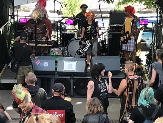 Fotos von der Band auf der BĂŒhne