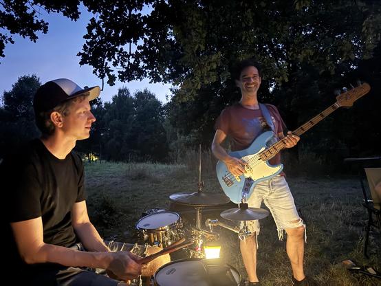 Drummer und Bassist in der Abenddämmerung 