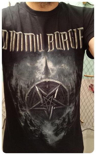 T-shirt du groupe Dimmu Borgir pour la tournée "The Chosen Legacy Tour 2025". 
Assez simple pour un t-shirt de Dimmu avec juste un pentacle au milieu et des piques rocheuses autour. 
Le nom du groupe est au-dessus; le tout est dans une ambiance ténébreuse. 
Acheté le 03/08/2025 au Sylak Festival.
