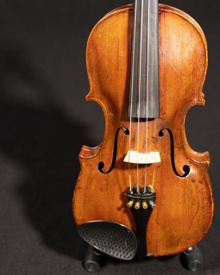 Close up a a violin body.