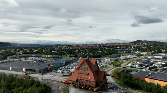 In Kiruna wird eine Kirche über zwei Tage 5 km weit transportiert und die heiligen Geister darin müssen nicht mal Taxi zahlen.