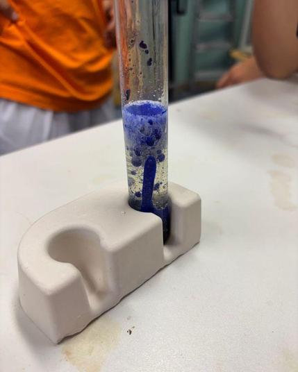 Man vollendet das Experiment mit Brause und staune!