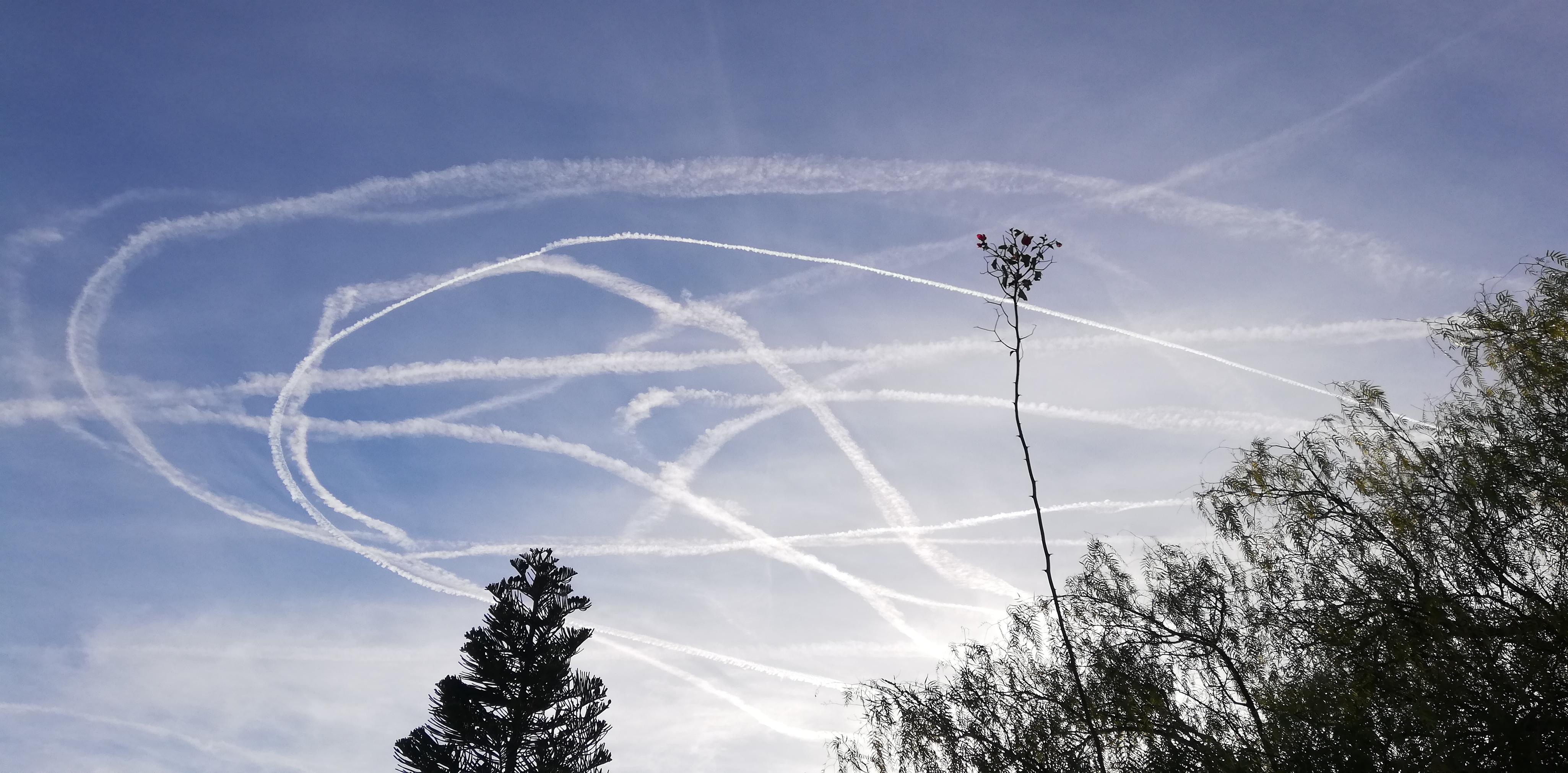 Am blauen Himmel sieht mensch wie hingekritzelte weisse Kondenzstreifen. Am blauen Himmel sieht mensch wie hingekritzelte weisse Kondenzstreifen.
