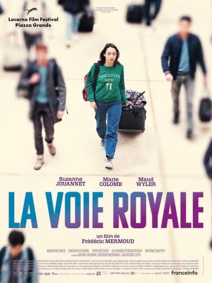 Das Bild ist ein Filmplakat für "La Voie Royale", auf dem eine junge Frau in einem Flughafen oder Bahnhof läuft und eine Tasche trägt. Sie ist von verschwommenen Figuren umgeben, was auf eine geschäftige Umgebung hindeutet. 