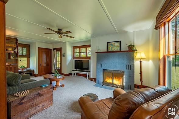 CHARMING HOME IN PIERCEFIELD
Living Room