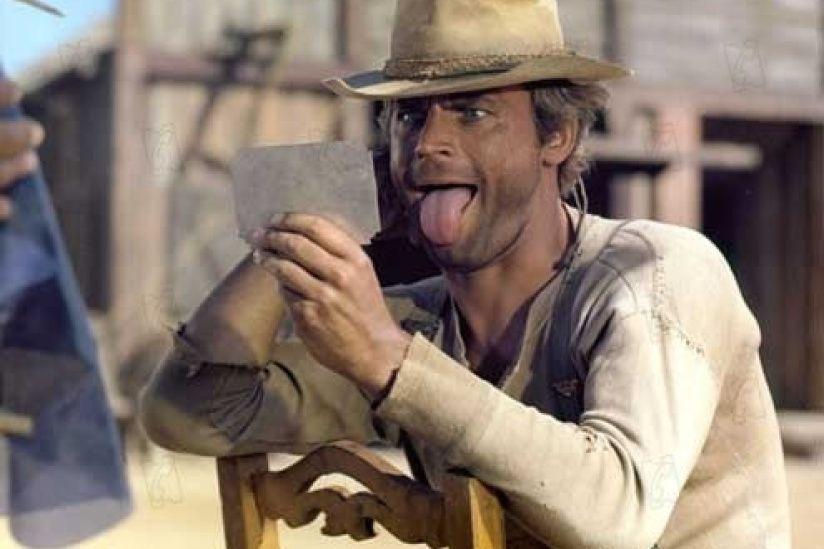 Terence Hill tire la langue devant un miroir Terence Hill tire la langue devant un miroir