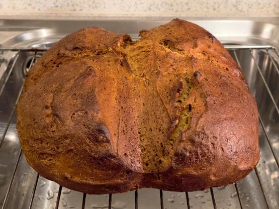 Frisch gebackender duftender Brotlaib auf Abkühlgitter.