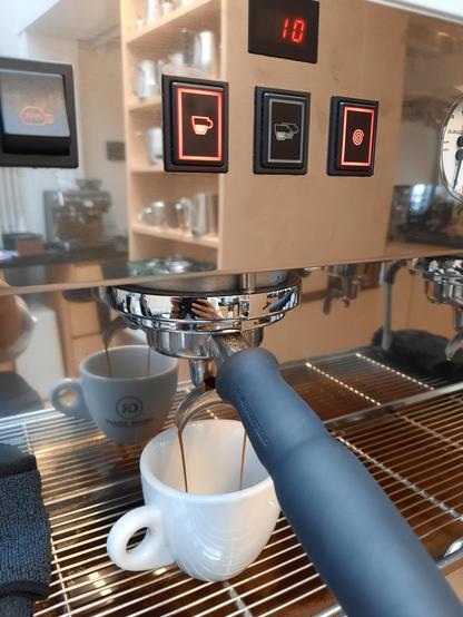 Het magisch moment: de golden flow van espresso! 🌟 Leerde hoe extractietijd, kleur en consistentie de smaak bepalen. #EspressoShot #KoffieAlchemie