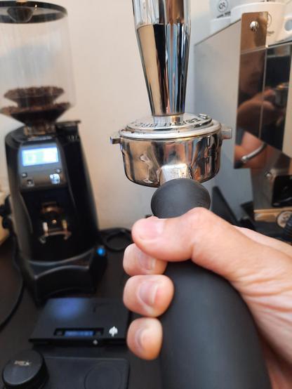 De basis van een goede espresso: tamp druk en houding! 💪 15-20 kg druk, perfect waterpas... het maakt alles verschil. #Espresso101 #BaristaLife