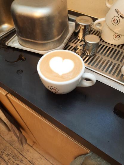 Het doel: een perfect gebalanceerde espresso met een streepje latte art magic! 🎨❤️ Demo door de pro, nu zelf oefenen. #LatteArt #CoffeeGoals