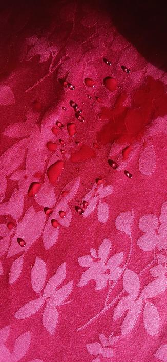 Gouttes d'eau sur nappe rouge sous éclairage d'hiver
