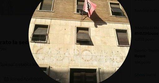 Liconica bandiera di Casa Pound che sventola sulla facciata dell'edificio occupato a Roma. A me ricorda qualcosa, ma non riesco a focalizzare cosa.