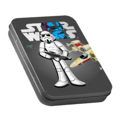 Photo ou représentation 3D d'un boîte représentant sur fond noir un Stormtrooper (version cartoon) avec son E-11 et à sa gauche X-Wing (?)
Dans la partie supérieure de la boîte, il y a le logo Star Wars, dans celui-ci une image de Stormtrooper bleue dans le A de Star et dans le R de Wars.