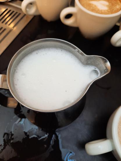 Goede latte art begint hier: zijdezachte, glanzende melk. Textuur is alles! ✨ #KoffieTechniek