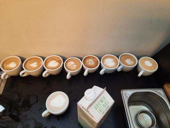 Oefening baart kunst! 🎨 Mijn eerste latte art pogingen: van abstracte hartjes tot... ietwat herkenbare vormen? Blijven oefenen! #LatteArt #WorkInProgress #BaristaJourney