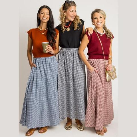 Gingham maxi skirts are making a strong comeback and this guide shows you exactly how to style them. From everyday outfits to dressy looks, discover versatile ways to make gingham skirts part of your personal style.