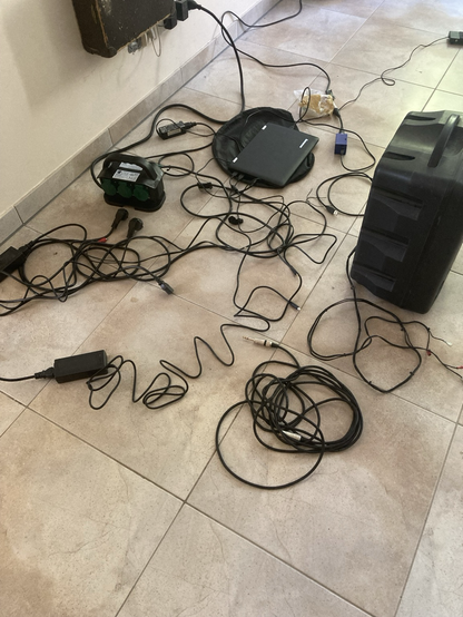 Auf dem Fußboden liegen diverse Kabel scheinbar chaotisch herum.