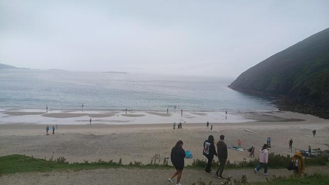 Es sind noch Ferien in Irland und da geht man schwimmen... Wetter wird überbewertet