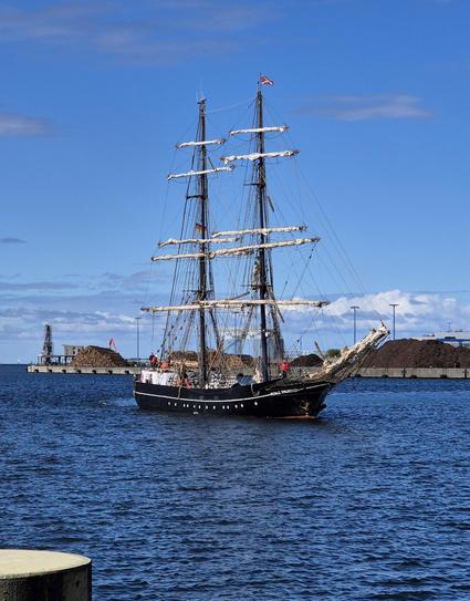 Der Zweimaster "Roald Amundsen" bei der Einfahrt in den Hafen von Wismar. Die Brigg wurde 1952 an der Elbe gebaut.