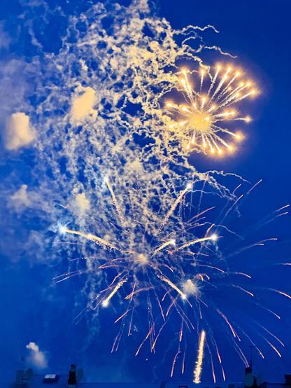Fireworks explode over Reykjavík for Menningarnótt 