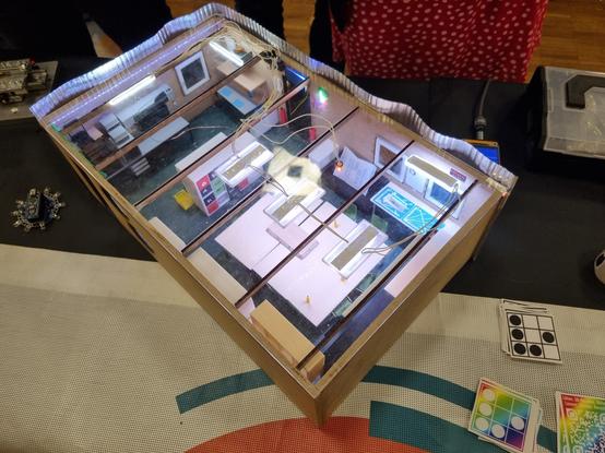 Ein sehr kleiner, aber originalgetreu nachgebauter Makerspace auf einem Messestand