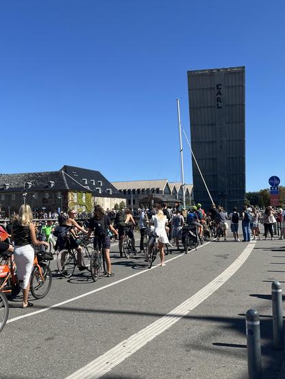 Sehr viele Radfahrer*innen warten darauf, dass eine Rad- und Fussverkehrsbrücke im Kopenhagener Christianshavn wieder runter geklappt wird.
