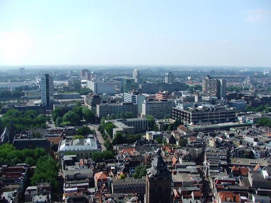 Zicht op gebouwen vanaf een hoog punt (Domtoren)