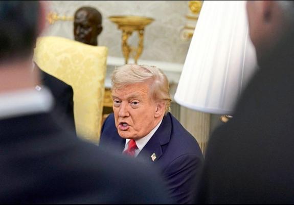 Das dazugehörige Foto von Trump als er diese Worte spricht, sitzend am Tisch. (aus: DerStandard.at)