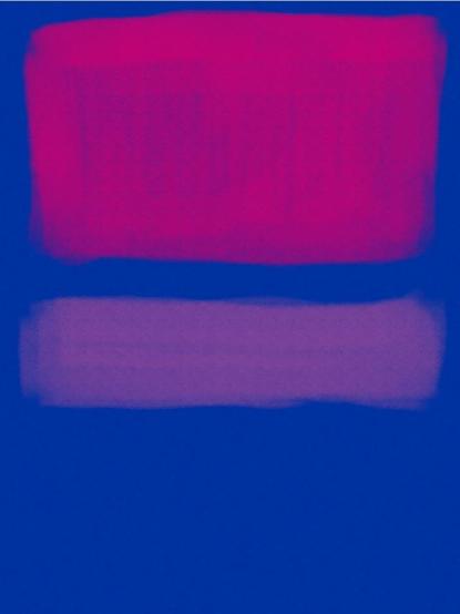 Ilustración de campos de color con el fondo azul, un rectángulo rosa ocupando gran parte de la mitad superior de la imagen y un rectángulo alargado morado en el centro.