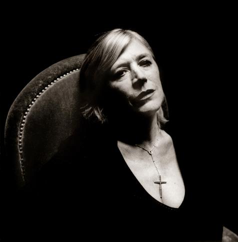 Marianne Faithfull, assise dans un fauteuil en velours,à Paris en 2007. (Richard DUMAS/VU')