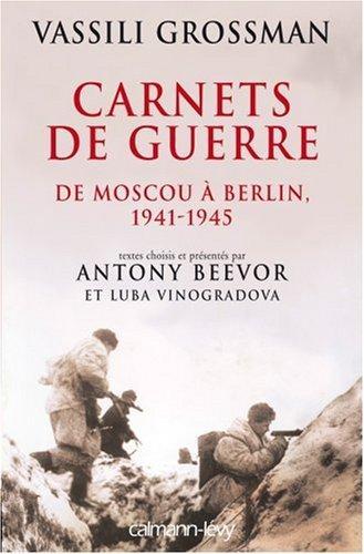 Carnets de guerre : de moscou à berlin, 1941-1945
Vassili Grossman
La «Grande Guerre patriotique», celle qui débuta en 1941 par une déroute dans la confusion et l'incrédulité et se termina, après quatre ans de sacrifices inouïs, avec le drapeau rouge frappé de la faucille et du marteau flottant sur le toit du Reichstag, Vassili Grossman l'a vue de près. Correspondant de guerre pour Krasnaïa Zvezda, le quotidien officiel de l'Armée rouge, du début à la fin de ce conflit, il a été sur tous les fronts : la défense de Moscou, Stalingrad, bien sûr - expérience qui lui inspira son inoubliable roman Vie et Destin -, l'Ukraine, la Biélorussie, la libération des camps de la mort en Pologne, l'entrée dans Varsovie réduite au silence après l'insurrection, la chute de Berlin. Il a couché sur le papier ce qu'il appelle «la vérité impitoyable de la guerre», constituée d'anecdotes, de détails révélateurs, de propos, de gestes ou de comportements saisis sur le vif avec un regard empreint d'une profonde humanité dans cette négation de l'humanité que fut la guerre sur le front russe.
Ses carnets, par leur liberté de ton et leur préférence marquée pour la vérité profonde des hommes plutôt que pour les vérités officielles, différaient sensiblement de ses dépêches publiées dans L'Étoile rouge et auraient pu valoir de gros ennuis à Grossman s'ils avaient été découverts. Aujourd'hui, l'historien Antony Beevor les sauve de l'oubli en nous en proposant des morceaux choisis reliés entre ...