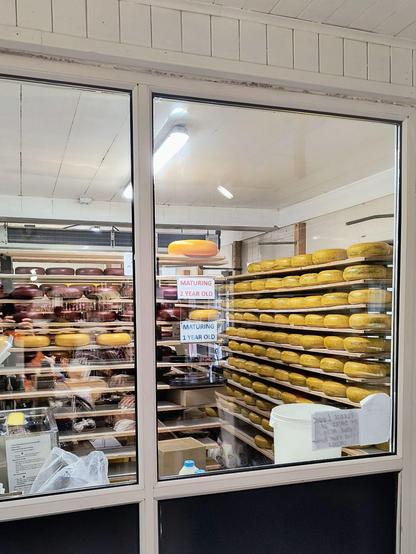 Mindestens 1 Jahr werden die Käse reifen lassen, die besonderen, eie der Geräucherte wird sogar mind 2 Jahre...