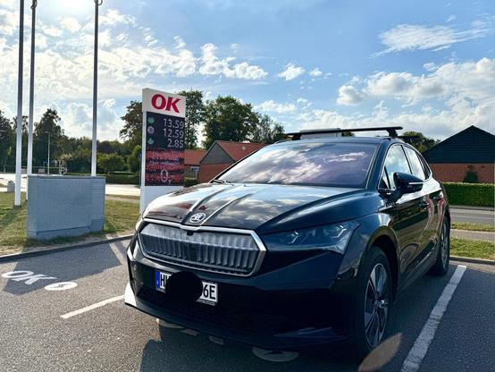 Ein Enyaq an eine Ok-Ladestation