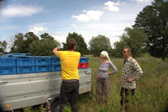 Gespräch am Einsatzwagen auf Plantage.