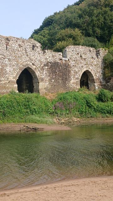 Ancien double moulin médiéval sur la Loire par beau temps