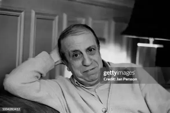 Le pianiste de jazz français Martial Solal chez lui à Paris, France, en janvier 1999. (Photo de Jan Persson/Getty Images)