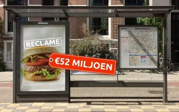 Bus abri met een grote hamburger reclame, en een prijskaartje dat er voor zweeft met 52 miljoen er opgeschreven.