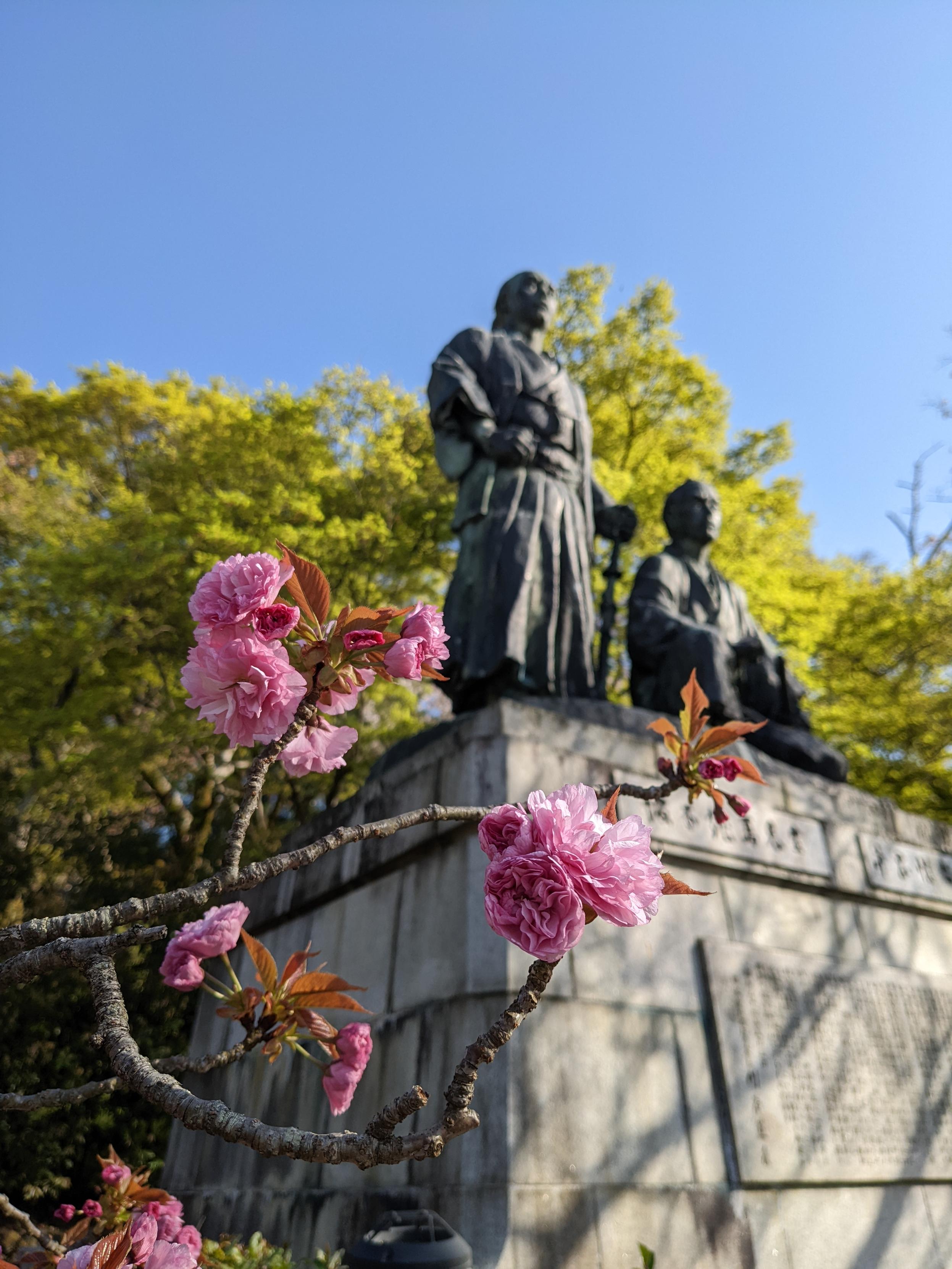 Statue of Sakamoto Ryoma and Nakaoka Shintaro in Maruyama Park.
