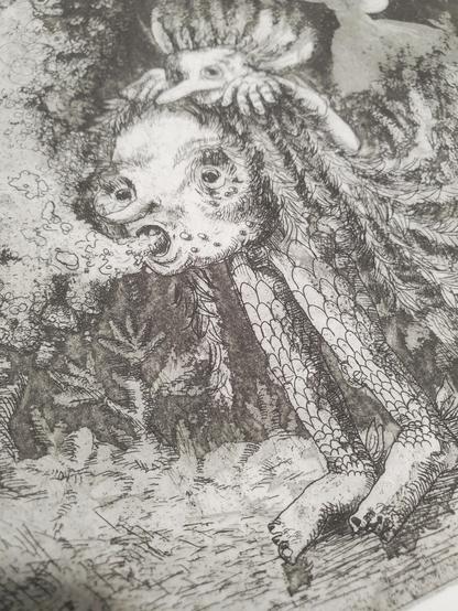 Zoom sur un tirage en noir et blanc : une tête de femme montée sur deux jambes recrache une espèce de fumée, un personnage masqué au-dessus d'elle