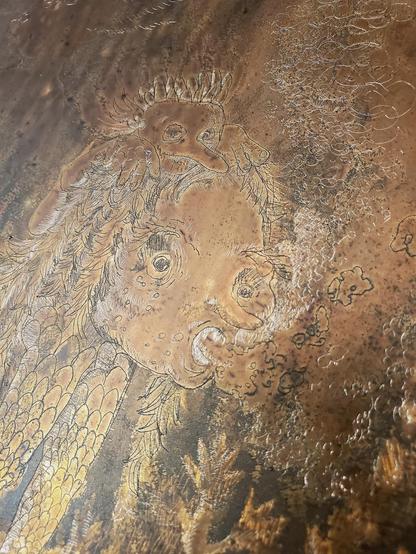 Même image, inversée car c'est la photo de la matrice de cuivre recouverte du vernis, les endroits où j'ai ajouté les trames apparaissent plus brillants