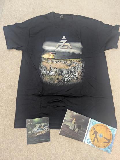 Ein T-Shirt mit "A-Z"-Logo und Zebras sowie einem Apfel auf dem Boden. Unten auf dem T-Shirt liegt ein geöffnetes CD-Case: auf der linken Seite sieht man ein Bild mit einem groĂem Feuerzeug, einem GĂŒrteltier, einem Zebra und einem Zeppelin. Auf der rechten Seite sieht man die ockerfarbene CD, auf der ein Krokodil eine menschliche Figur jagt. Daneben liegt das Booklet der CD, auf der man wieder das A-Z-Logo sieht und ein Krokodil, dessen Maul ZĂ€hne besitzt, aber gleichzeitig auch ein ReiĂverschluss ist.