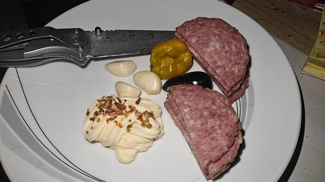 Fett, Stahl, Capsaicin, Keramik und Knoblauch