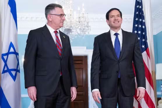 Le secrétaire d’Etat américain, Marco Rubio (à droite), lors de sa rencontre avec le ministre israélien des affaires étrangères, Gideon Saar, à Washington, le 27 août 2025. 